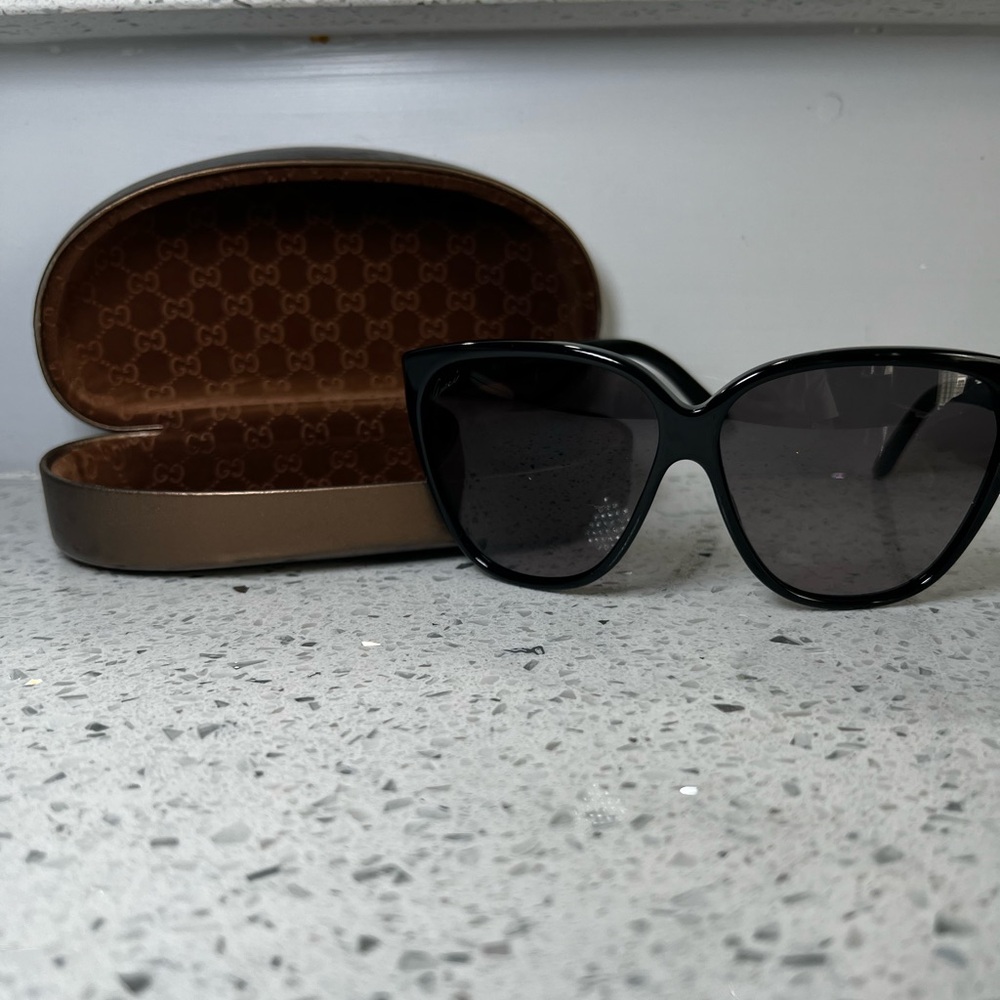 GUCCI women’s Black Sunglasses